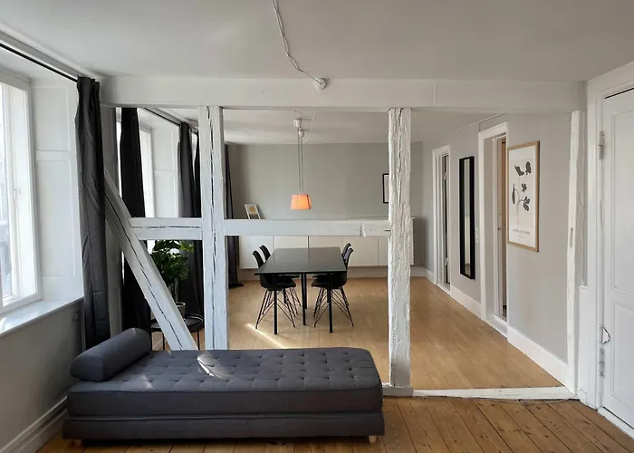 Hip Apartment - With Marble Church Views